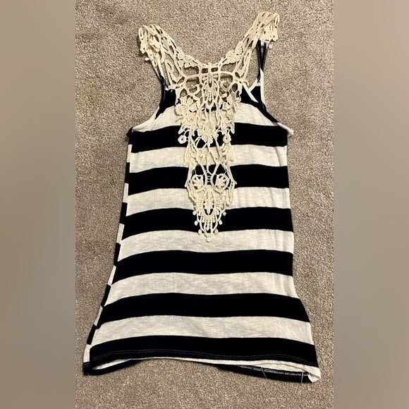 Size Medium Tank top - Picture 2 of 2